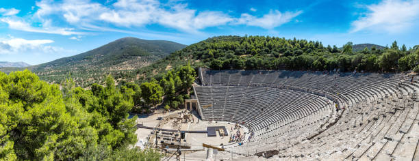 ギリシャのエピダウロス円形劇場 - epidaurus greece epidavros amphitheater ストックフォトと画像