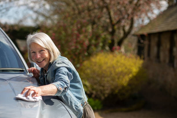 doing the chores - active seniors enjoyment driveway vitality imagens e fotografias de stock