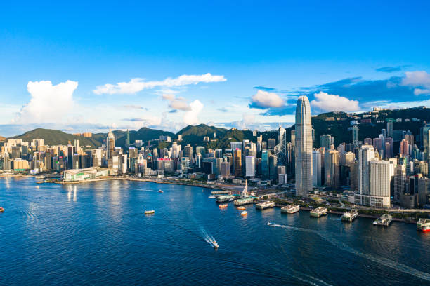 drohnenansicht victoria harbour, hongkong - hong kong skyline panoramic china stock-fotos und bilder