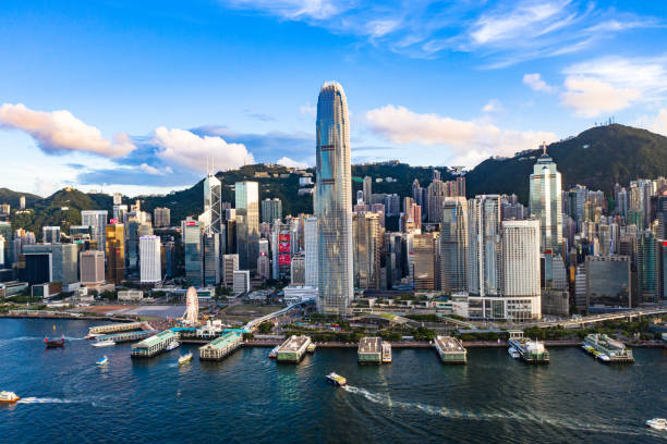 drohnenansicht victoria harbour, hongkong - hong kong skyline panoramic china stock-fotos und bilder