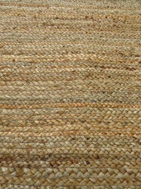 cor marrom padrão tradicional de textura da superfície do vime. fundo de grama tecida esparto. juta. artesanato natural de fibra vegetal. - woven bamboo art close up - fotografias e filmes do acervo