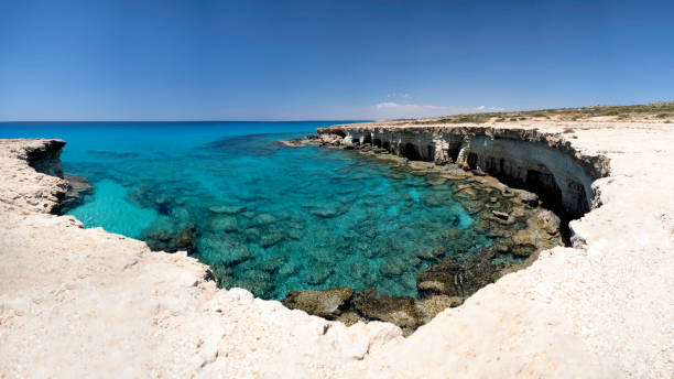 niesamowite ujęcie jaskiń morskich parku narodowego cape greco w aya napa na cyprze - greco roman zdjęcia i obrazy z banku zdjęć