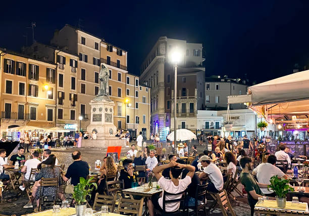 gäste, die einen sommerabend in den restaurants der piazza campo de fiori in rom genießen - people eating walking fun stock-fotos und bilder