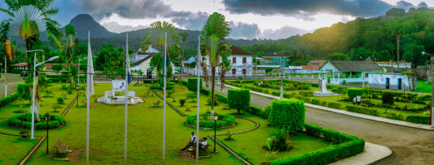 панорамный вид на санто-антониу, столицу острова принсипи - sao tome and principe стоковые фото и изображения