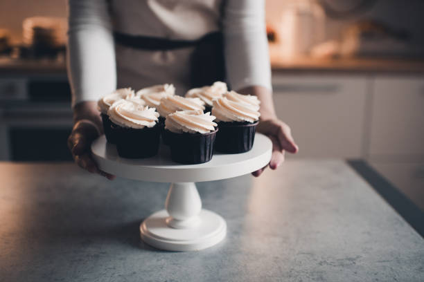 woman cooking cupcakes at home - muffin cheese bakery breakfast imagens e fotografias de stock