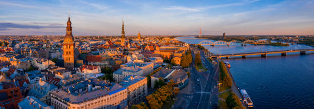 voando sobre a bela e velha cidade de riga, letônia ao pôr do sol - letónia - fotografias e filmes do acervo