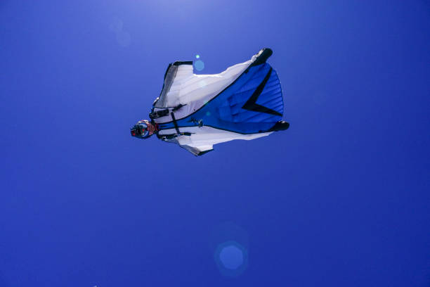traje de ala se eleva sobre el paisaje de la montaña - grindelwald european alps blue sky fotografías e imágenes de stock