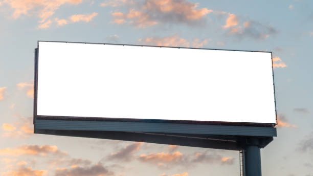 imagen simulada - cartelera blanca en blanco ancho y nubes contra el cielo azul de la puesta de sol - billboard fotografías e imágenes de stock