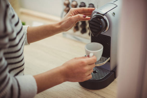 aumento dell'acquisto di macchine da caffè - machine made foto e immagini stock