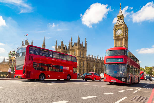 big ben, westminster bridge, roter bus in london - london england england bus uk stock-fotos und bilder