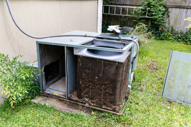 klimaanlage system mit schmutzigen spulen, die gereinigt werden müssen - condenser stock-fotos und bilder