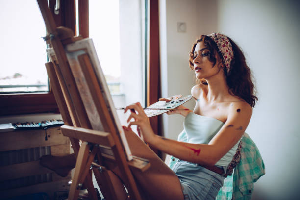 hermosa joven artista de pintura en su estudio de arte - oil painting painted image art studio fun fotografías e imágenes de stock
