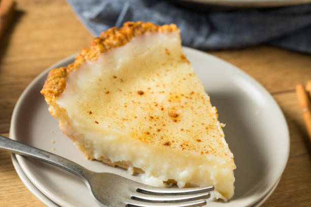 torta di crema di zucchero dolce fatta in casa - torta alla crema foto e immagini stock