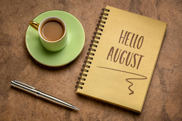 hola nota de bienvenida de agosto - bienvenido agosto fotografías e imágenes de stock