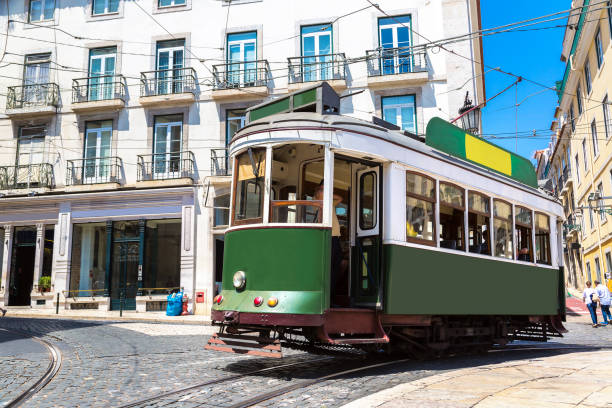 tranvía vintage en lisboa - cable car lisbon portugal portugal old fotografías e imágenes de stock