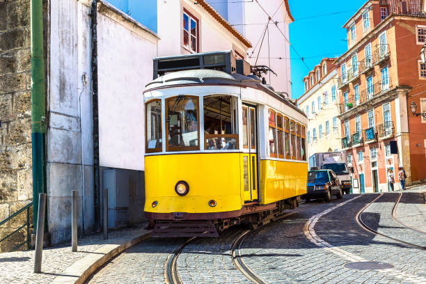 tranvía vintage en lisboa - cable car lisbon portugal portugal old fotografías e imágenes de stock