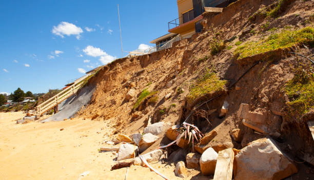Storm surge damage Erosion of beach dune damaging housing at Wamberal in 2016 eroded stock pictures, royalty-free photos & images