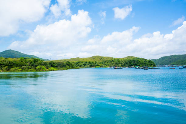 belle plage, mer et reflet du ciel nuageux dans la plage dans le village de sai kung, hong kong - hong kong sea sky cloud photos et images de collection