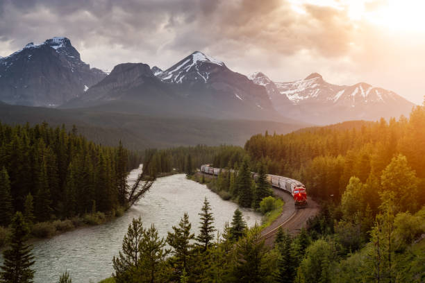 vista icônica da curva de morant com passagem de trem e paisagem canadense de montanhas rochosas - montanhas rochosas - fotografias e filmes do acervo