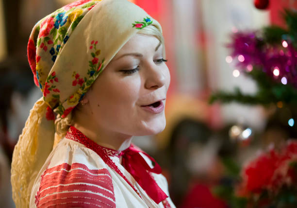 słowiańska dziewczyna w szaliku śpiewa piosenkę. białorusinka. - folk song zdjęcia i obrazy z banku zdjęć