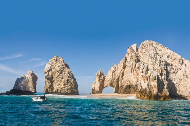 el arco, em land's end, cabo san lucas. afloramentos rochosos gigantes com um arco natural, são uma das atrações naturais mais famosas do méxico. - outcrop - fotografias e filmes do acervo