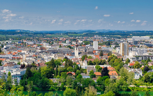 The city of Wels is located in the central area of ​​the state and is the second largest city in Upper Austria. The river Traun can be seen in the foreground.