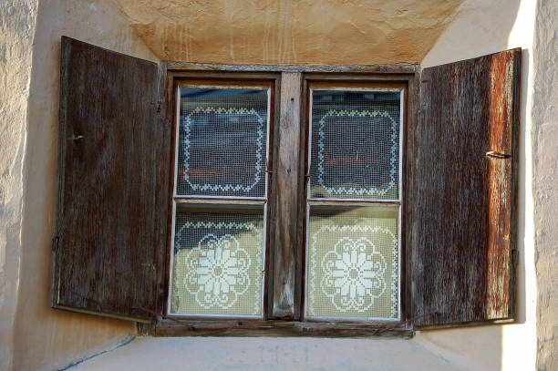 antigua ventana de madera con cortinas - guarda pueblo engadina suiza - engadine rustic window frame window sill fotografías e imágenes de stock