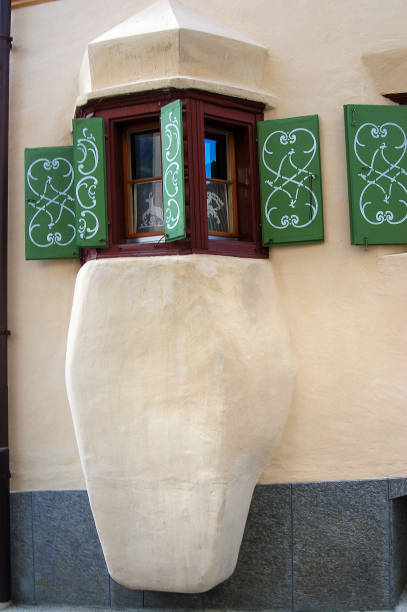 나무 창문이 있는 작은 발코니 - 과르다 마을 엥가딘 스위스 - switzerland tourism wall window 뉴스 사진 이미지