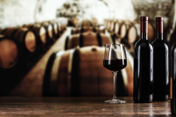 유리잔과 와인 한 병 - winery wine cellar barrel 뉴스 사진 이미지