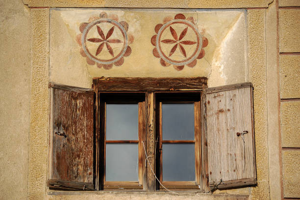 ventana de madera con decoraciones - guarda pueblo engadina suiza - engadine rustic window frame window sill fotografías e imágenes de stock
