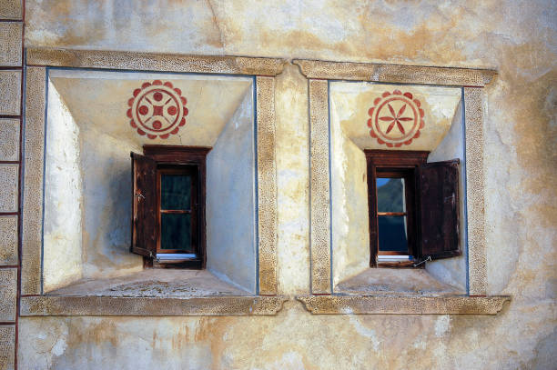 ventanas de madera con decoraciones - guarda pueblo engadina suiza - engadine rustic window frame window sill fotografías e imágenes de stock