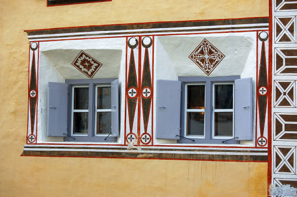 ventanas y decoraciones de madera - ardez pueblo engadina suiza - engadine rustic window frame window sill fotografías e imágenes de stock