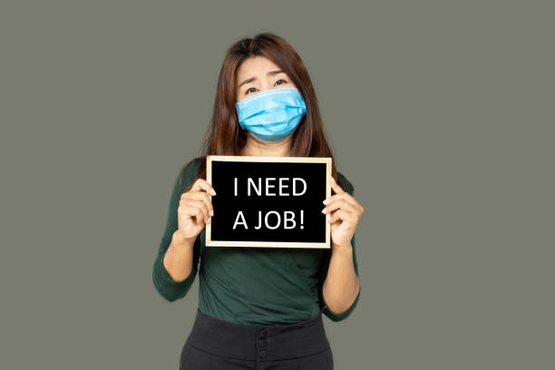 asiatische geschäftsfrau trägt schutzmaske hand hält ein zeichen ich brauche einen job, coronavirus oder covid-19 krisenkonzept - job search job sign cardboard stock-fotos und bilder