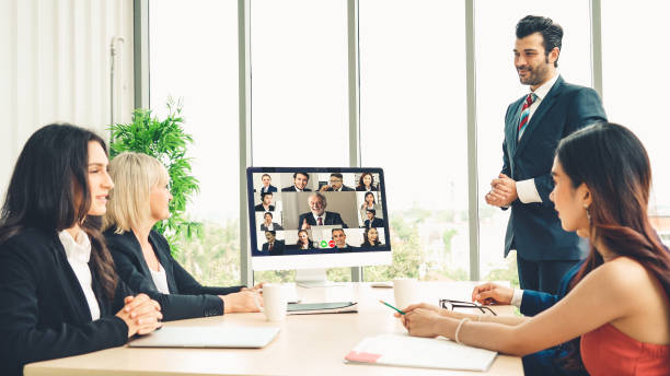 grupo de vídeo grupo de negócios se reunindo em local de trabalho virtual ou escritório remoto - video conference camera - fotografias e filmes do acervo