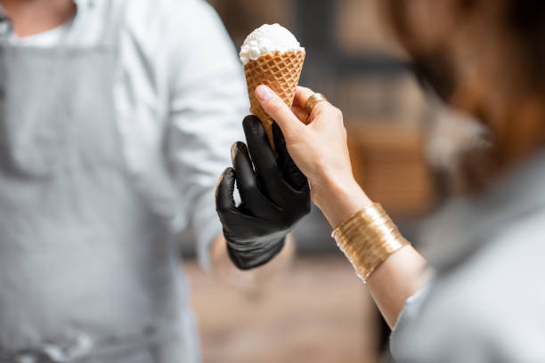 vente de crème glacée dans un cône de gaufre - ice cream parlor photos et images de collection