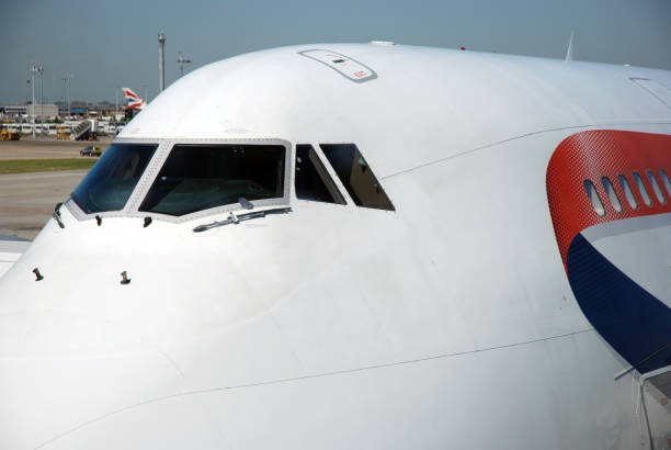 janela do cockpit e frente de um boeing 747 jato - boeing 747 airplane commercial airplane jet - fotografias e filmes do acervo