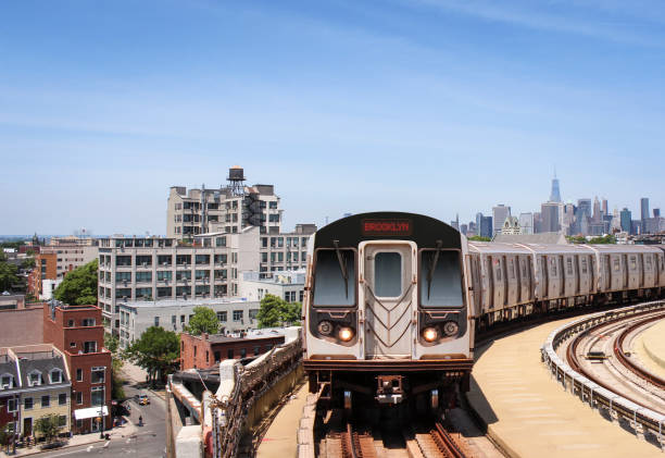 city skyline with a subway train - brooklyn imagens e fotografias de stock