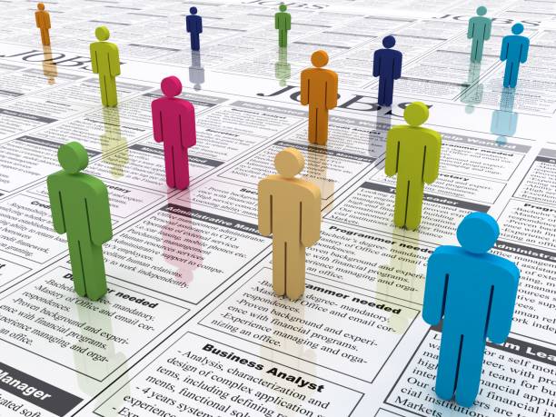disoccupazione nella ricerca di lavoro tramite annuncio classificato - recruitment classified ad unemployment employment issues foto e immagini stock