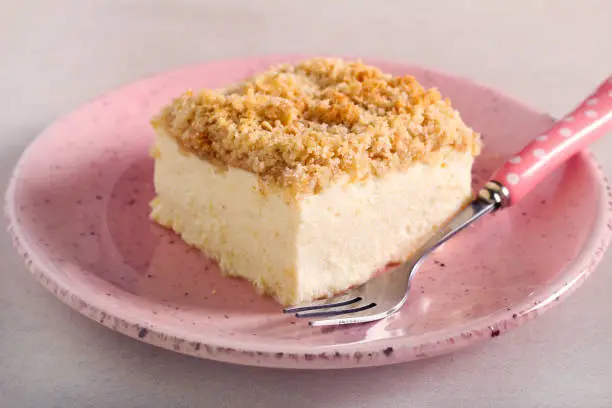 Cheesecake slice with streusel topping, served on plate
