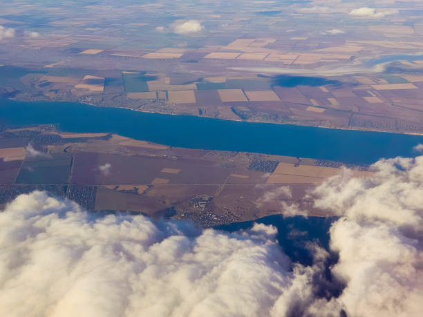 rzeka, pola i chmury. fotografia lotnicza ziemi. - cumulus cloud lake water forest zdjęcia i obrazy z banku zdjęć