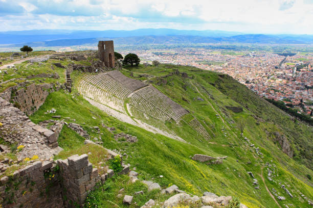 temple de trajan dans la ville antique de pergamon - bergama photos et images de collection