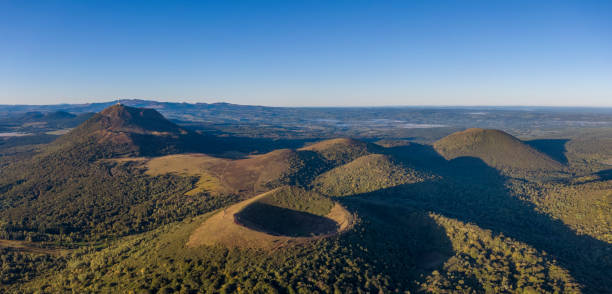 luftbild der vulkane puy pariou und puy de dome in frankreich - mountain mountain range landscape france stock-fotos und bilder