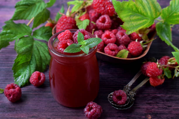 raspberry jam in glass jar - raspberry table wood autumn imagens e fotografias de stock