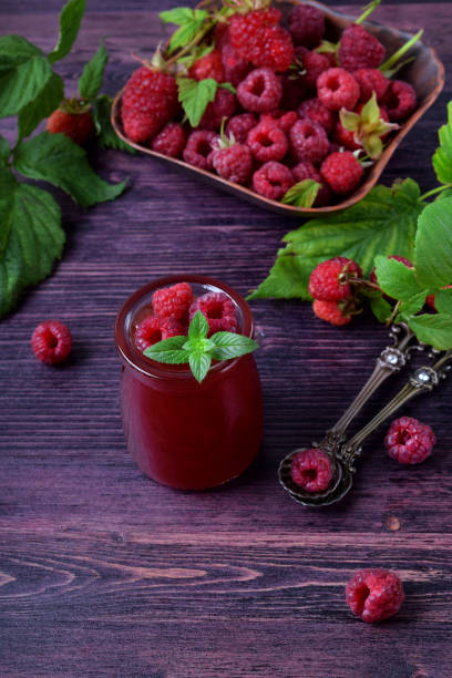 raspberry jam in glass jar - raspberry table wood autumn imagens e fotografias de stock
