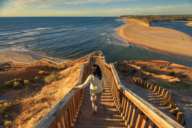 mulher andando pelo icônico calçadão de port noarlunga - sul da austrália - fotografias e filmes do acervo