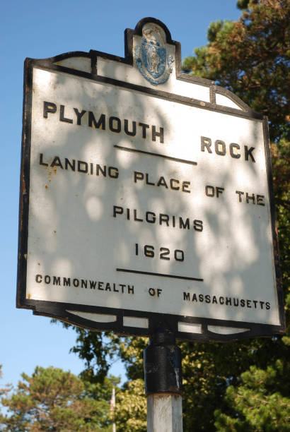 señal que marca el lugar en plymouth rock donde los peregrinos desembarcaron en américa - plymouth rock fotografías e imágenes de stock