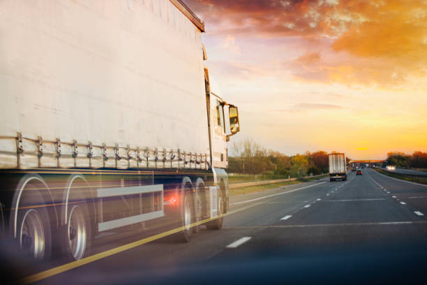 transporte de tráfico en movimiento de camiones en autopista en movimiento - m1 fotografías e imágenes de stock