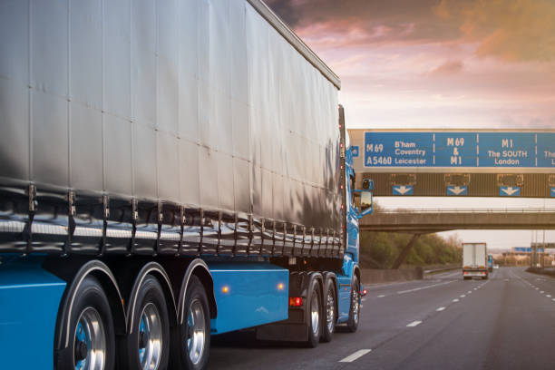 transporte de tráfico en movimiento de camiones en autopista en movimiento - m1 fotografías e imágenes de stock