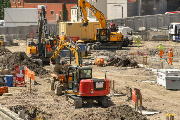建設現場で作業する掘削機 - construction worker preparation improvement new ストックフォトと画像