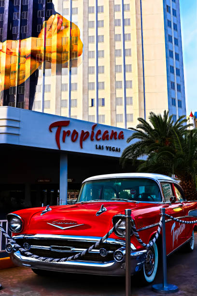 vista del tropicana hotel and casino and resorts a las vegas. - welcome to fabulous las vegas sign immagine foto e immagini stock